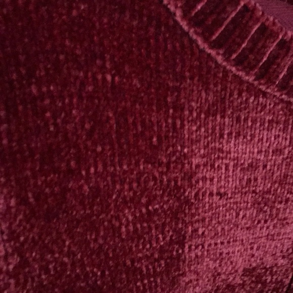 Soft wine colored sweater with side split - Picture 2 of 2